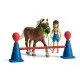 Poníky počas agility tréningu prekonávajú prekážky s láskyplným povzbudzovaním.