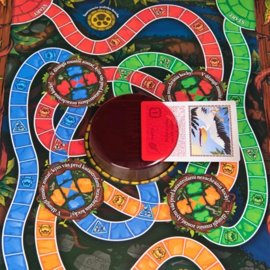 Hra Jumanji SK: Zábava s dekodérom, kartami nebezpečenstva a presýpacími hodinami.