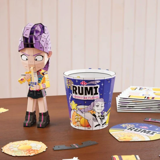 K-POP Ramen pohárik – 3D puzzle figúrka Rumi z K-Pop Demon Hunters v chibi štýle s pohárikom ramen