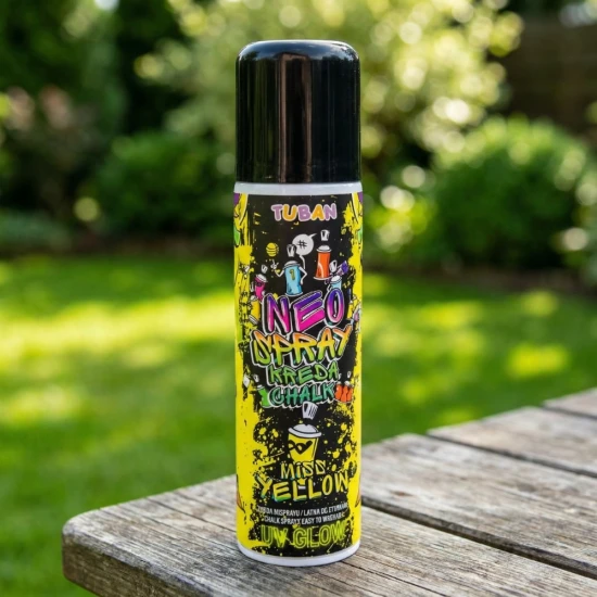 Neónová kriedová farba v spreji v žltej farbe.