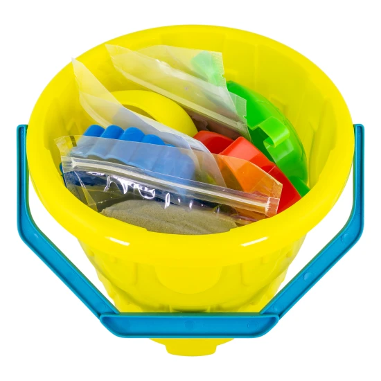 Dynamický piesok Sada v kýbliku Pláž obsahuje 5 farieb piesku.