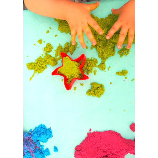 Dynamický piesok Sada v kýbliku Pláž obsahuje 5 farieb piesku.