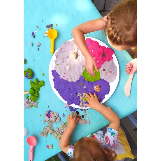 Dynamický piesok Sada v kýbliku Pláž obsahuje 5 farieb piesku.