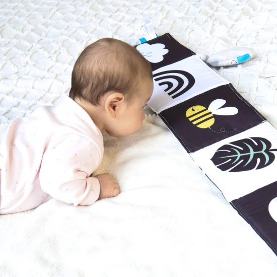 Obojstranná textilná knižka pre najmenších do kočíka, postieľky aj na hraciu deku.