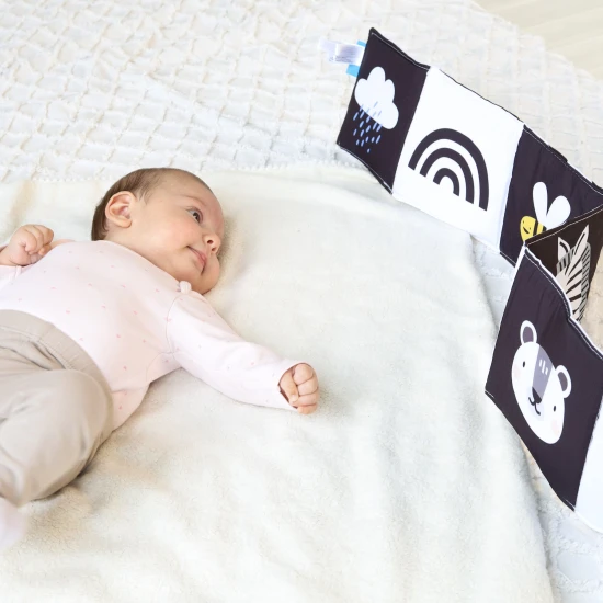 Obojstranná textilná knižka pre najmenších do kočíka, postieľky aj na hraciu deku.