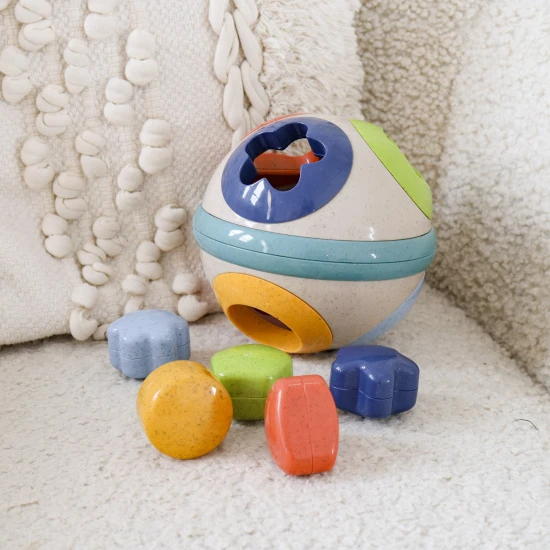 Vkladačka Guľa, detská hračka, obsahuje rôzne geometrické tvary, ktoré deti musia rozoznať a vložiť do správnych otvorov