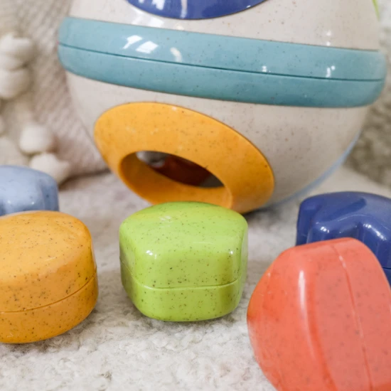 Vkladačka Guľa, detská hračka, obsahuje rôzne geometrické tvary, ktoré deti musia rozoznať a vložiť do správnych otvorov