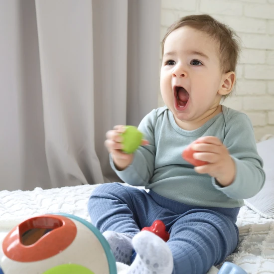 Vkladačka Guľa, detská hračka, obsahuje rôzne geometrické tvary, ktoré deti musia rozoznať a vložiť do správnych otvorov