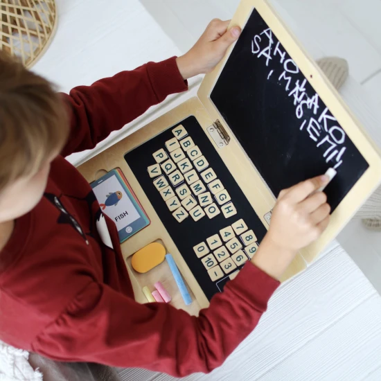 Drevený notebook s tabuľou