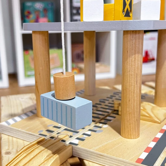 Drevený žeriav pre deti a prístav vláčiková dráha