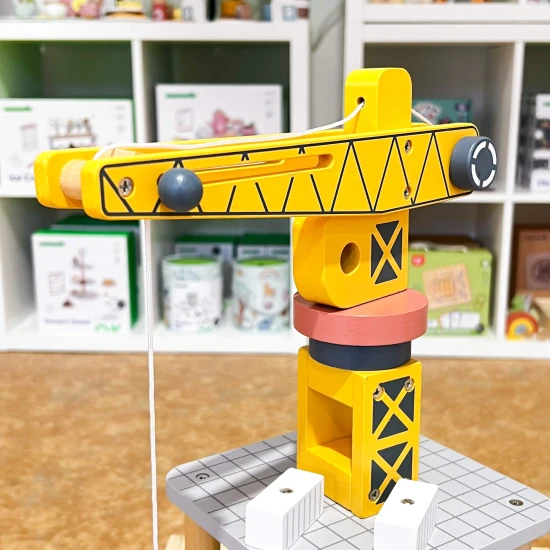 Drevený žeriav pre deti a prístav vláčiková dráha