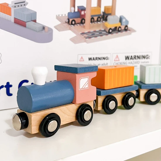 Drevený žeriav pre deti a prístav vláčiková dráha