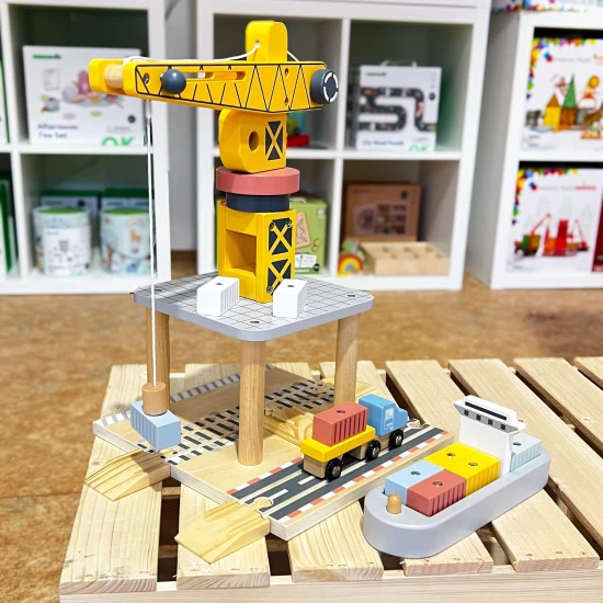 Drevený žeriav pre deti a prístav vláčiková dráha
