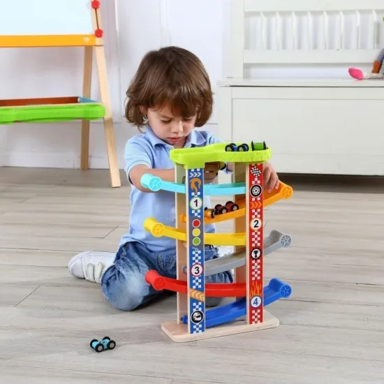 Farebná drevená závodná dráha Tooky Toy so siedmimi úrovňami a šiestimi autíčkami