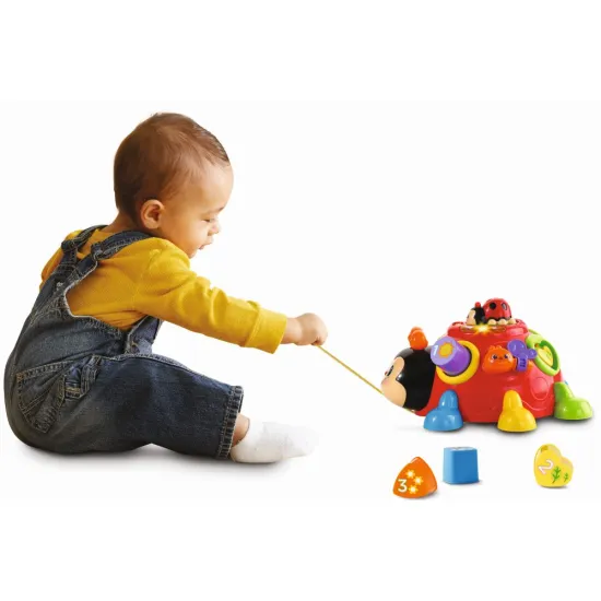 VTech Lienka s mláďatkom – interaktívna hovoriaca hračka v slovenčine, ktorá učí deti tvary, farby, čísla a slová, spieva pesničky a podporuje motorický rozvoj.