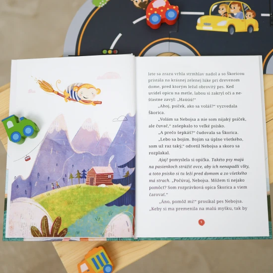 Dobrodružná opica Škorica tentoraz objavuje krásy Slovenska! S kúzelnou metlou a svojimi kamarátmi sa vydáva na cestu plnú smiechu, záhad a nezbedností.