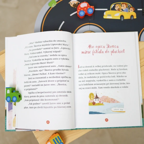 Dobrodružná opica Škorica tentoraz objavuje krásy Slovenska! S kúzelnou metlou a svojimi kamarátmi sa vydáva na cestu plnú smiechu, záhad a nezbedností.