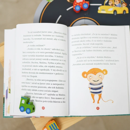 Dobrodružná opica Škorica tentoraz objavuje krásy Slovenska! S kúzelnou metlou a svojimi kamarátmi sa vydáva na cestu plnú smiechu, záhad a nezbedností.