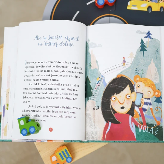 Dobrodružná opica Škorica tentoraz objavuje krásy Slovenska! S kúzelnou metlou a svojimi kamarátmi sa vydáva na cestu plnú smiechu, záhad a nezbedností.