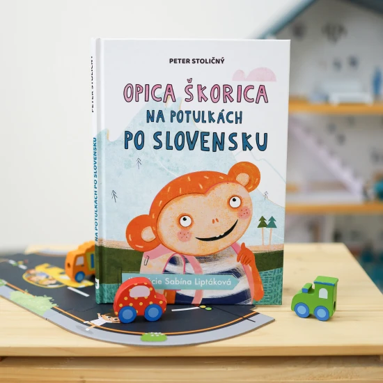 Dobrodružná opica Škorica tentoraz objavuje krásy Slovenska! S kúzelnou metlou a svojimi kamarátmi sa vydáva na cestu plnú smiechu, záhad a nezbedností.