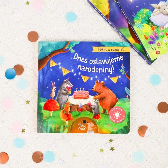 Fúkni na knižku a nechaj rozžiariť svetielka! Začítaj sa do knižky o zvieratkách, ktoré spolu s Medvedíkom oslavujú jeho tretie narodeniny.