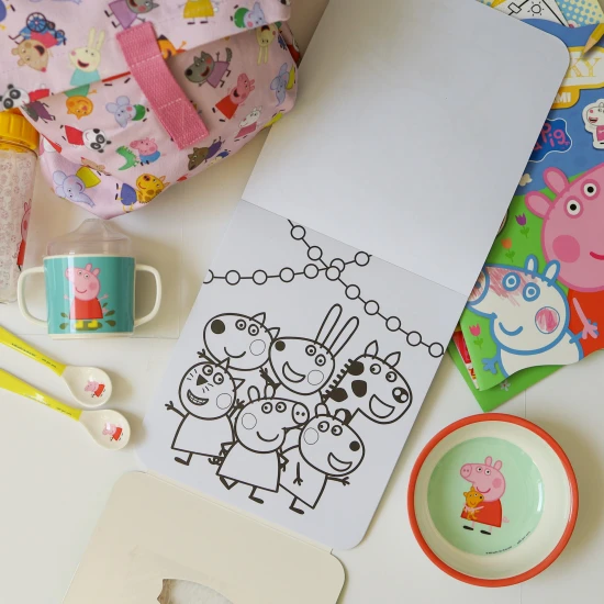 Omalovánky so samolepkami obsahujú 24 strán s viac ako 30 samolepkami s prasiatkom Peppa Pig.