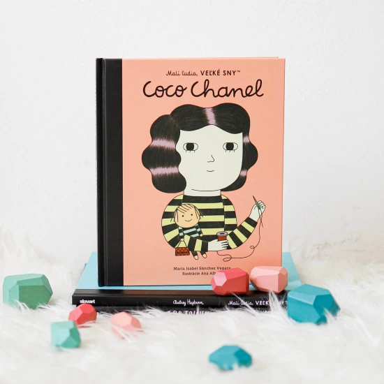 Nahliadni do života slávnej módnej návrhárky Coco Chanel. Na konci knihy nájdeš skutočné fotografie Coco a fakty z jej života.