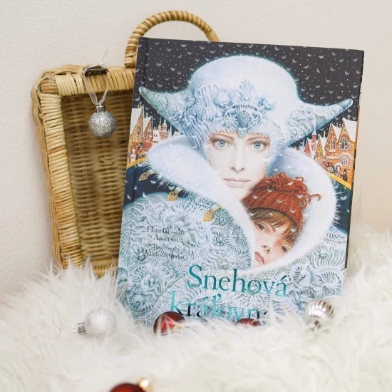 Klasická rozprávka od dánskeho spisovateľa Hansa Christiana Andersena o odhodlanom dievčatku, ktoré sa vydá zachrániť kamaráta na severný pól.