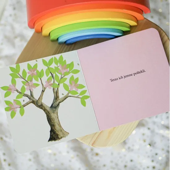 Interaktívna obrázková knižka o striedaní ročných období.