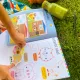 Poznávaj rôzne zvieratá z farmy v prekrásnej knižke plnej aktivít! Nálepkový zošit obsahuje množstvo aktivít so zvieratkami, ktoré rozvíjajú zručnosti.