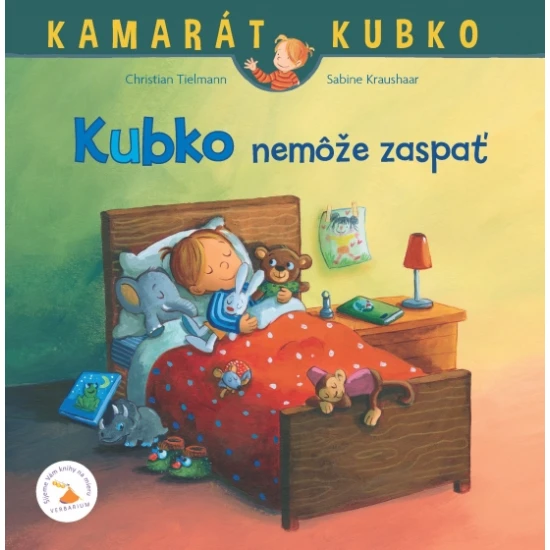 Kubko a jeho plyšák Mojkáčik sa pripravujú na spánok v postieľke