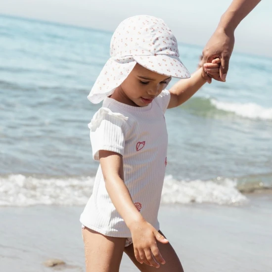 Plavkový klobúk s ochranou krku s UPF 50+ Cozy Hearts