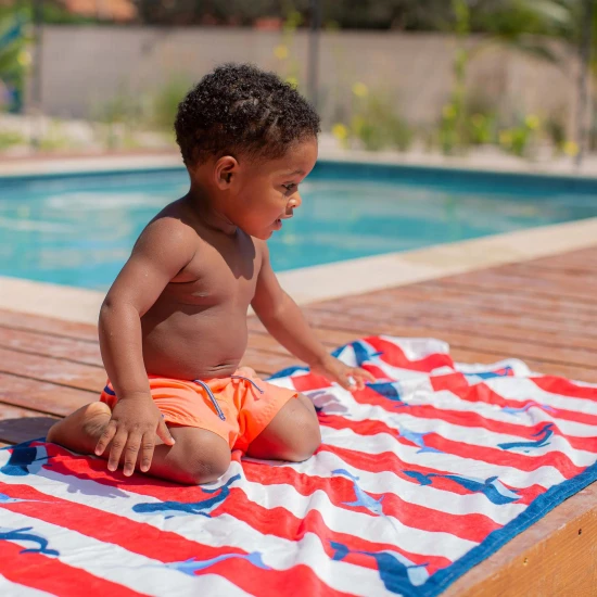 Plážový uterák 135 x 65 cm Veľryby od Swim Essentilas