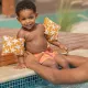 Detské rukávníky na plávanie od Swim Essentials s motívom morských hviezdic sú vhodné pre detičky od 0 do 2 rokov v rozmedzí od 0 do 15 kg.