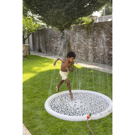 Detská nafukovacia podložka s rozstrekovačom Swim Essentials Beige Leopard na letnú zábavu v záhrade