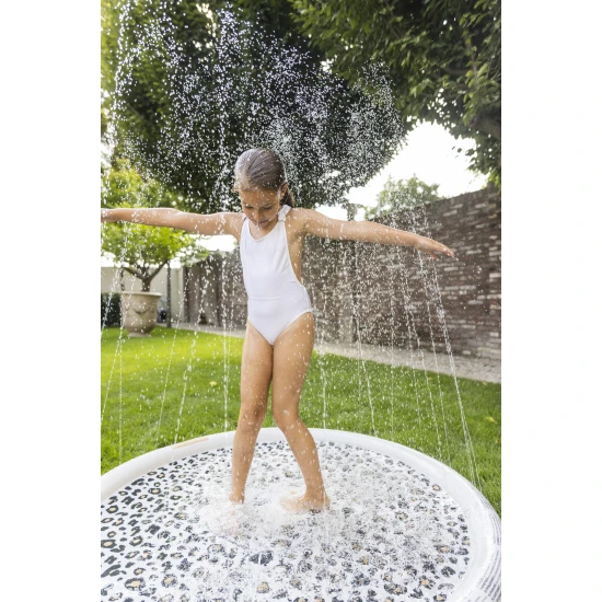 Detská nafukovacia podložka s rozstrekovačom Swim Essentials Beige Leopard na letnú zábavu v záhrade