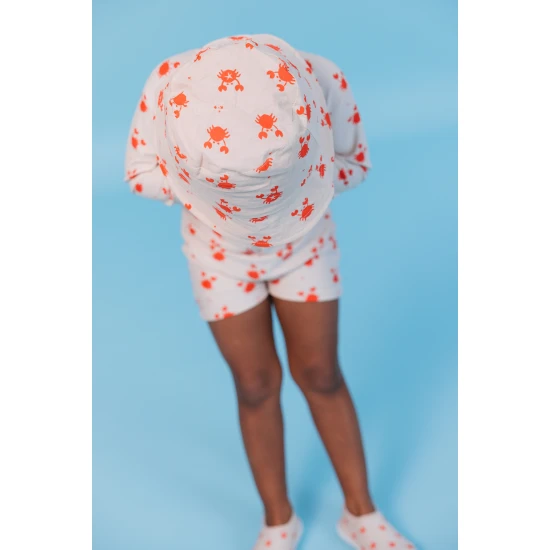 Obojstranný klobúčik pre deti s UPF 50+ – krabí vzor na jednej strane, jednofarebný dizajn na druhej. Široký okraj na ochranu pred slnkom.