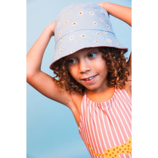 Obojstranný klobúčik pre deti s UPF 50+ – kvetinový vzor na jednej strane, jednofarebný dizajn na druhej. Široký okraj na ochranu pred slnkom.