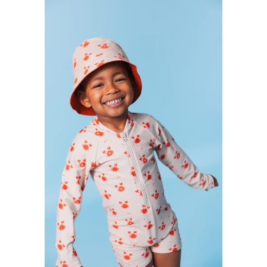 Obojstranný klobúčik pre deti s UPF 50+ – krabí vzor na jednej strane, jednofarebný dizajn na druhej. Široký okraj na ochranu pred slnkom.