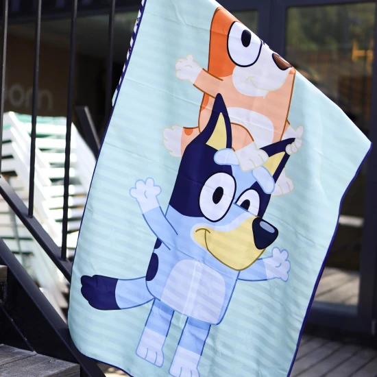 Detský plážový uterák z mikrovlákna Bluey 135 x 65 cm od Swim Essentials