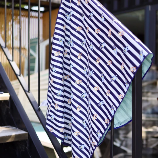 Detský plážový uterák z mikrovlákna Bluey 135 x 65 cm od Swim Essentials