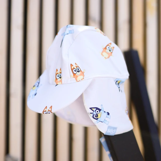 Praktický letný klobúčik s ochranou krku od Swim Essentials s Bluey motívom ochráni deti pred UV žiarením.