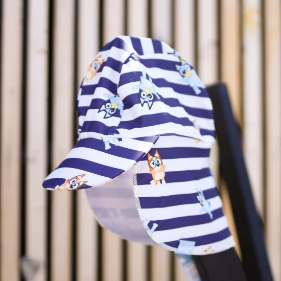 Praktický letný klobúčik pásikavý s ochranou krku od Swim Essentials s Bluey motívom ochráni deti pred UV žiarením.