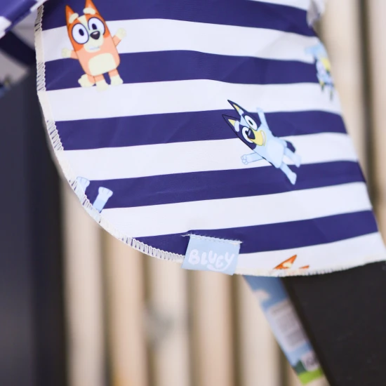 Praktický letný klobúčik pásikavý s ochranou krku od Swim Essentials s Bluey motívom ochráni deti pred UV žiarením.