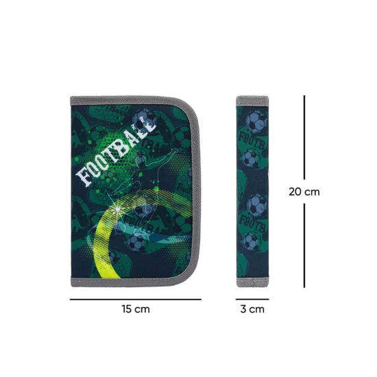 Jednoposchodový školský peračník s futbalovým motívom, s praktickými pútkami a vreckom na drobnosti.