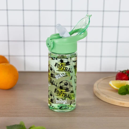 Tritanová fľaša na pitie so slamkou Futbal 500 ml, BPA-free, praktická a odolná pre školákov a športovcov.