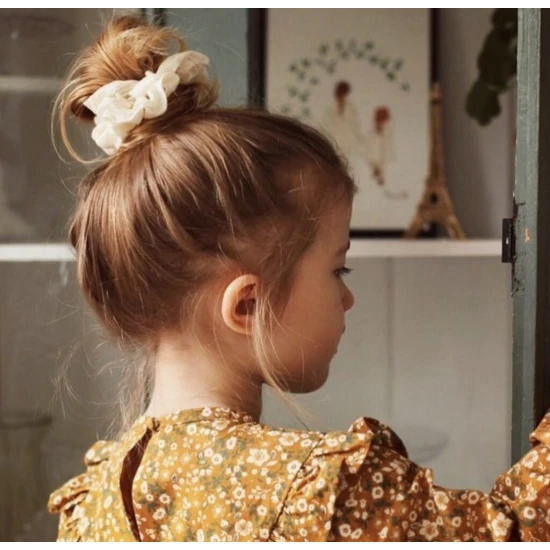 Krémová gumička do vlasov Scrunchie pre malú slečnu.