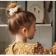 Krémová gumička do vlasov Scrunchie pre malú slečnu.