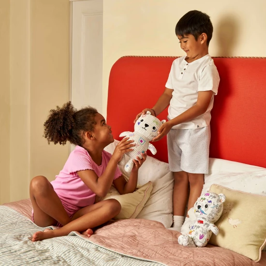 Kreatívny Macko Artie Colour-in na vyfarbenie s umývateľnými fixkami