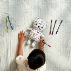 Kamarát Macko Artie Vymaľuj a oper Dino